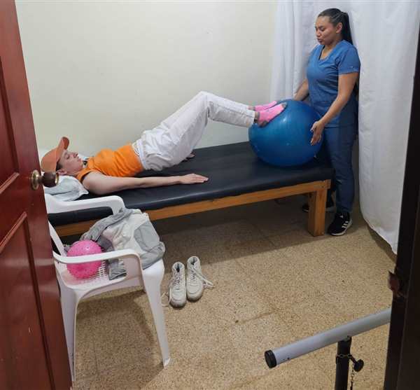 Ejercicio de rehabilitación con pelota terapéutica en Colombia